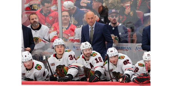 Les Blackhawks de Chicago ont remporté leur première victoire sous la direction de leur nouvel entraîneur Jeff Blashill Les Blackhawks de Chicago ont remporté leur première victoire sous la direction de leur nouvel entraîneur Jeff Blashill